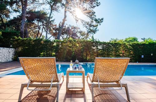 Homie Suites - 3br villa w pool in Heybeliada内部或周边的泳池