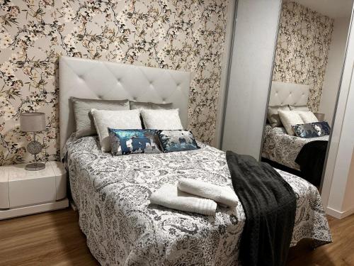 丰沙尔Casa de Ferias dos Marmeleiros的一间卧室配有带枕头的床