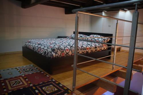 阿尔巴诺拉齐亚莱阿尔巴诺度假公寓的宿舍间的双层床,配有一张带床的单人床。