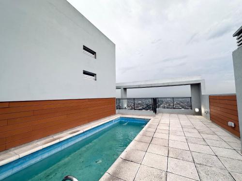 洛马斯-德萨莫拉Modern&Nordic Apartament Lomitas (2 ambientes)的美景房屋内的室内游泳池