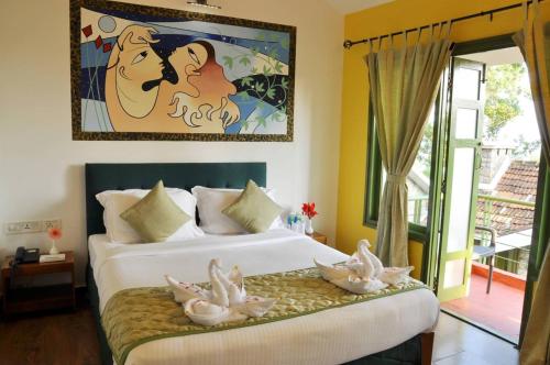 钦纳卡纳蒙纳山间俱乐部度假酒店的一间卧室,床上有两只鸭子
