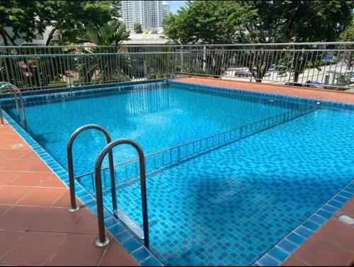 峇六拜Spice Arena Guesthouse的一个带两个金属栏杆的大型蓝色游泳池