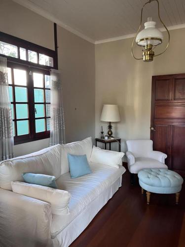 科洛尼亚-德尔萨克拉门托Villa Tamen - Colonia的客厅配有白色沙发和两把椅子