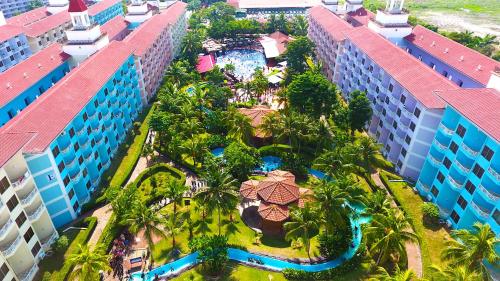迪沙鲁莲花迪沙鲁海滩度假村及水疗中心的享有度假村的空中景致,设有游泳池和棕榈树