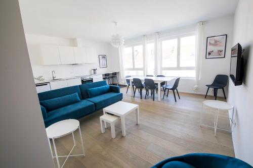 布鲁塞尔Smart Appart - Clmenceau的客厅配有蓝色的沙发和桌子