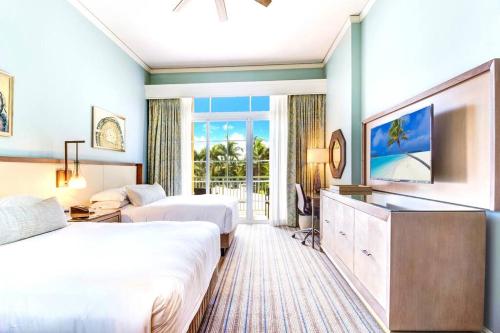 迈阿密Stunning Studio Apartment Located at the Ritz Carlton-Key Biscayne的酒店客房设有两张床和电视。