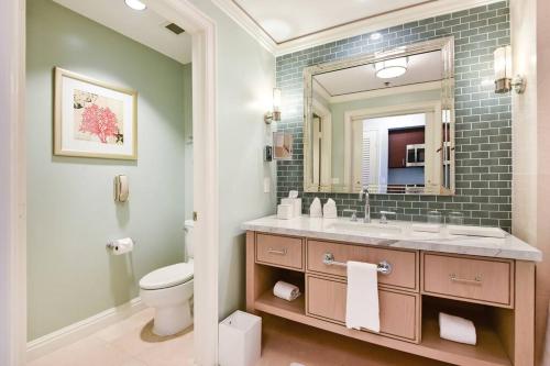 迈阿密Stunning Studio Apartment Located at the Ritz Carlton-Key Biscayne的一间带水槽、卫生间和镜子的浴室