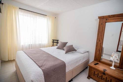 锡卡西亚CASA SANTA CIRCASIA的一间卧室设有一张大床和一个窗户。