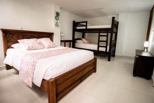 锡卡西亚CASA SANTA CIRCASIA的一间卧室配有一张床和一张双层床。