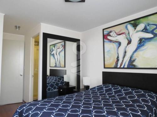 利马Temporal Apartment的卧室配有一张床,墙上挂有绘画作品