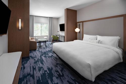 日内瓦湖Fairfield Inn & Suites by Marriott Lake Geneva的酒店客房设有一张大床和一张书桌。