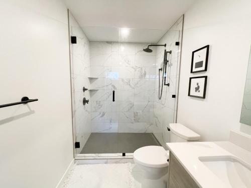 彭蒂克顿*NEW* HAVN HOUSE MODERN RETREAT - STEPS FROM BEACH的带淋浴和卫生间的白色浴室