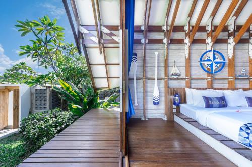克罗柏坎Villa Atra Bambulogy by Nagisa Bali的阳台卧室(带一张床)