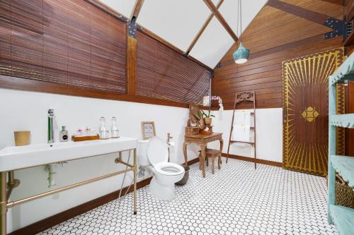 克罗柏坎Villa Atra Bambulogy by Nagisa Bali的一间带卫生间和水槽的浴室