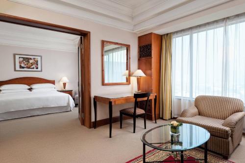西安西安喜来登大酒店的配有一张床和一张书桌的酒店客房