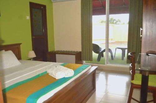 KelaniyaParamount Residence 3的一间卧室配有带毛巾的床