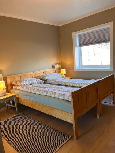 艾菲约德Cozy house in Eidfjord的一间卧室配有一张木床和窗户
