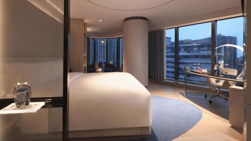 北京北京三里屯通盈中心洲际酒店的酒店客房设有一张床、一张书桌和一间浴室。