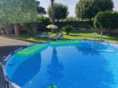 切奇纳Appartamento Colle Mezzano的庭院里带滑梯的大型蓝色游泳池