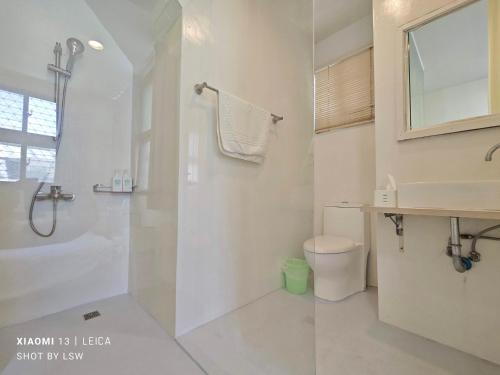 台南台南哈妮小屋的带淋浴和卫生间的白色浴室