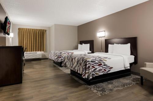 新不列颠哈特福特红屋顶酒店 - 新不列颠的酒店客房设有两张床和电视。