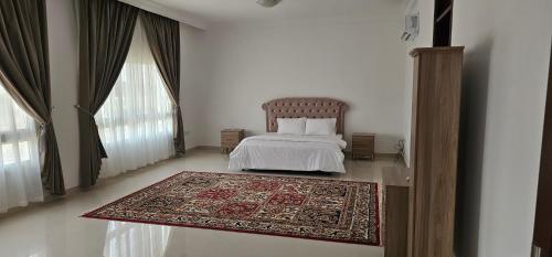 塞拉莱Luxury Garden Villas Complex的卧室配有一张床,地板上铺有地毯