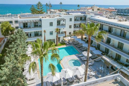 罗希姆诺夏梦酒店的享有酒店空中景色,设有游泳池和棕榈树