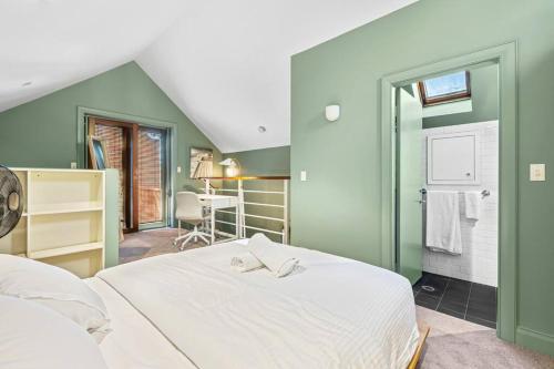 悉尼Old Sydney Comfort Self- Catering的一间带白色床的卧室和一间浴室