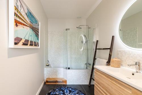 第戎LE BOSTON - Hypercentre - 150 M 2- 7 Guest的带浴缸、水槽和淋浴的浴室