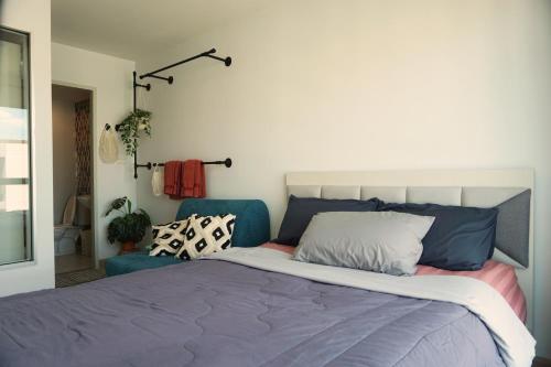 曼那苏克胡姆维特113号BLK琪斯普拉斯公寓的一间卧室配有一张大床和一张蓝色的沙发
