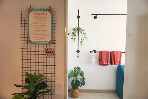 曼那苏克胡姆维特113号BLK琪斯普拉斯公寓的墙上有标志的房间和植物