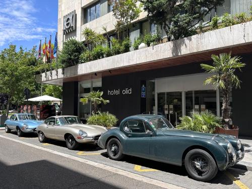 巴利亚多利德奥里德酒店的停在大楼前的三辆老车