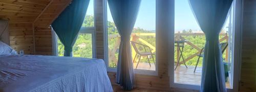 巴统VILLA GANTIADI的一间卧室设有一张床,享有阳台的景色