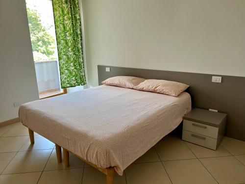 阿科Appartamento Maso Giare的一间卧室设有一张床和一个窗口