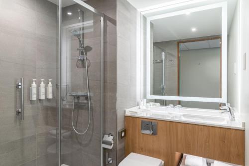 阿姆斯特丹阿姆斯特丹竞技场阿特拉斯公园万怡酒店的带淋浴、卫生间和盥洗盆的浴室