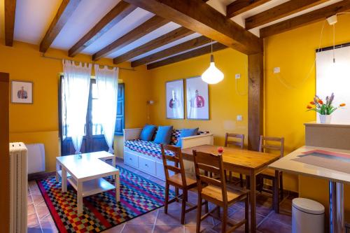 里约克维La Casona de Las Meninas的客厅设有黄色的墙壁和桌椅