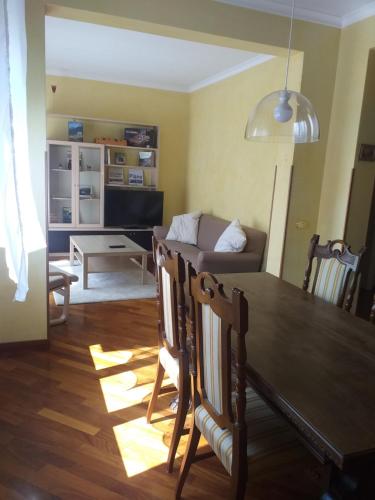 内比乌诺Casa Patrone appartamento Luigi的客厅配有桌子和沙发