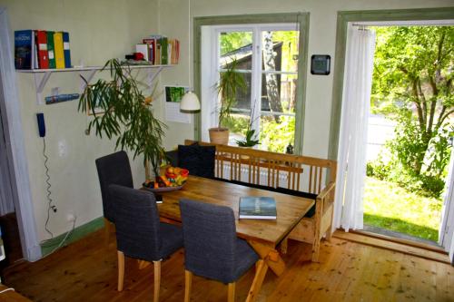 斯德哥尔摩Bed&Breakfast in nature 12 min from city free bikes的一间带木桌和椅子的用餐室