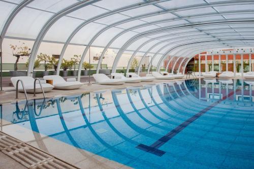 马德里马德里礼堂万豪会议中心酒店 的一个带圆顶天花板的大型游泳池