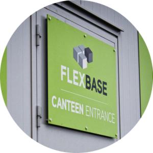 布雷克斯塔德Flexbase的读取弯曲基体人工入口的绿色标志