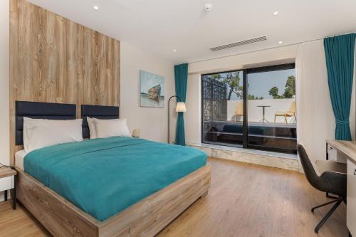 巴统Boulevard Hotel Batumi的一间卧室配有一张床、一张书桌和一个窗户。
