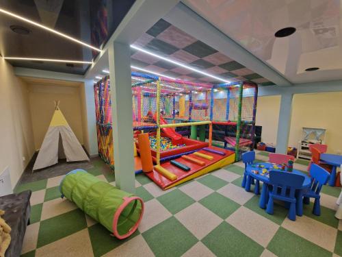 韦巴BALTIC RESIDENCE的儿童游戏室,配有游戏设备