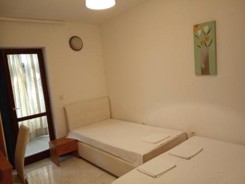 赫尔采格诺维Solar Apartments的小房间设有两张床和窗户