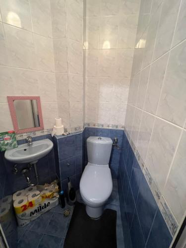 瓦尔纳Chaika Sea Apartment的浴室配有白色卫生间和盥洗盆。