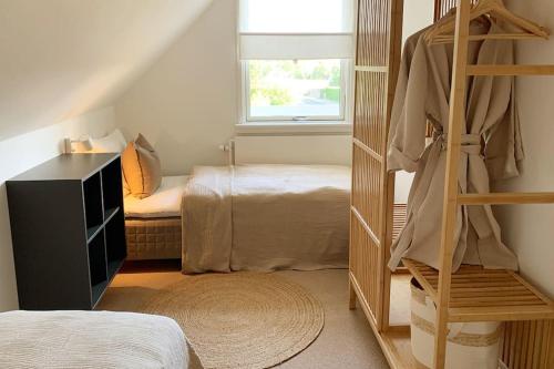 福堡Lovely villa at the foot of the Funen Alps的带一张床和窗户的卧室