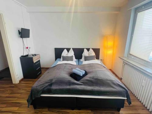 哈根Nordsee Appartement in Hagen的一间卧室配有一张大床和两个枕头