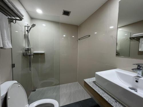 南府黛瓦拉奇酒店的浴室配有卫生间、盥洗盆和淋浴。