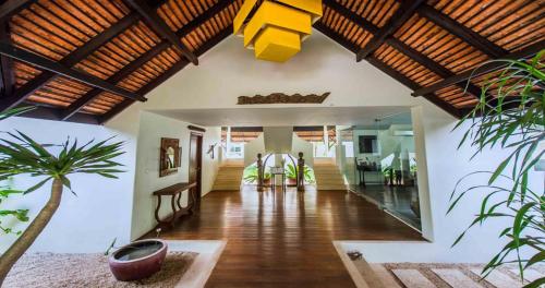暹粒纳瓦图梦幻疗养度假村的客厅设有木制天花板和植物走廊