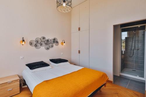 Domaine Grand Piquecaillou - Appartement Bordeaux的一间卧室设有一张大床和淋浴