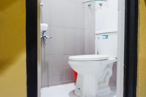 马尼拉利亚诺酒店的浴室位于隔间内,设有白色卫生间。